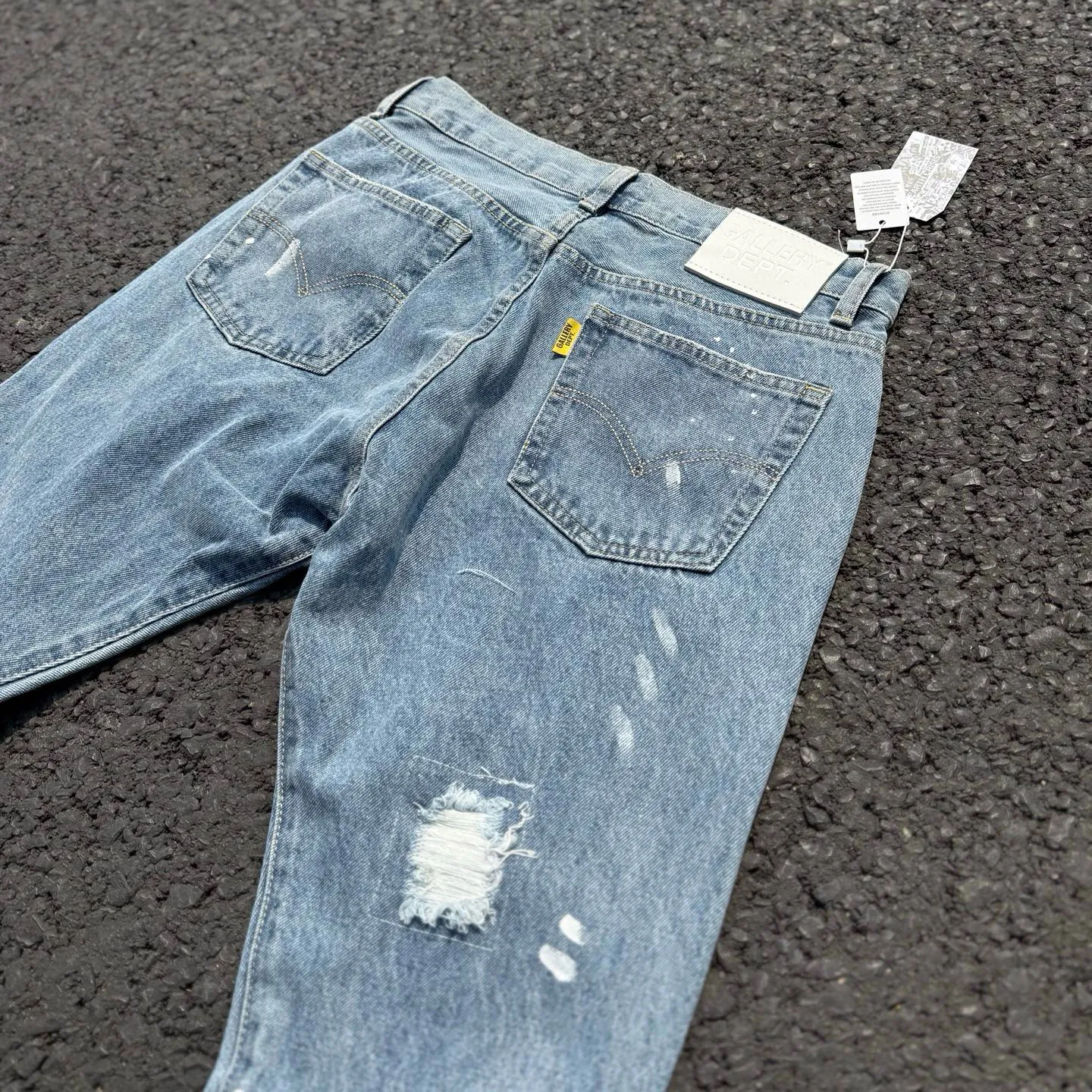 #8149 P250💰 Independent GALLERY DEPT. Vintage hole patch splicing black leather cross loose washed flared jeans - truly restore the ultimate vintage texture - original hardware accessories washed and other elevators, QR code analysis are all purchased from the original factory, high degree of restoration, you are welcome to compare with a certain product ~ - three-dimensional version loose and comfortable, not picky about the figure, tall and slim, factory Seiko, original factory quality control, same style for men and women, can be matched with couples, versatile recommendation Essential jeans for all seasons - sizes: 28 30 32 34 36